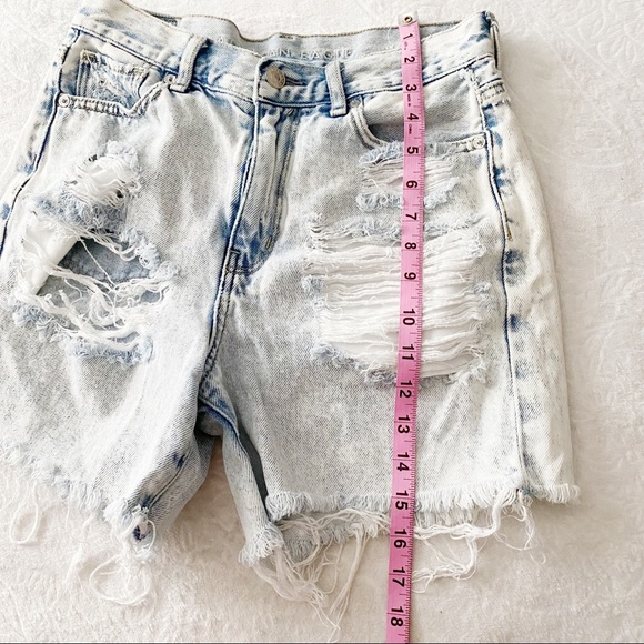 AEO Light Washed Mom Jean Distressed Shorts - Picture 8 of 14
